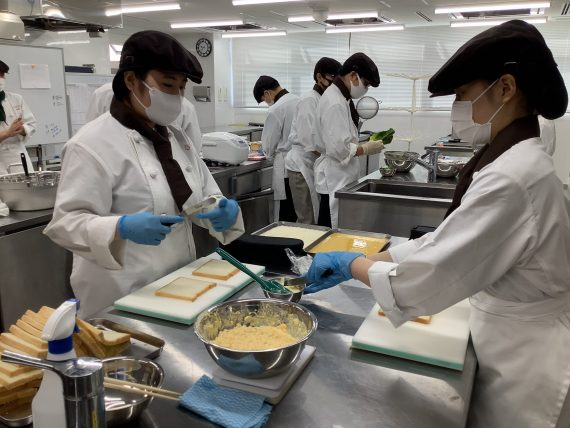 姉妹校生徒の運営による学生レストランの様子