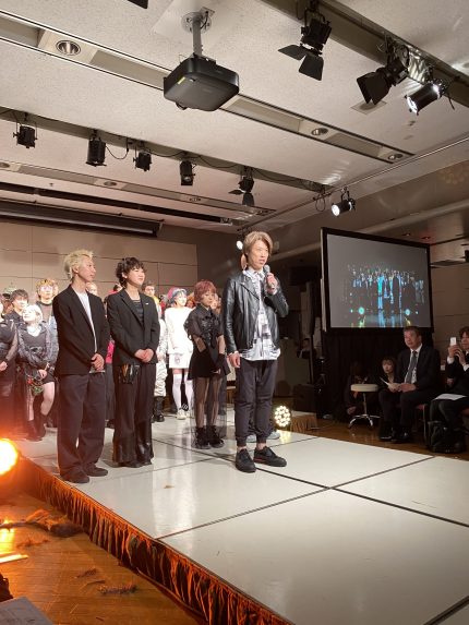 美容学校生にエールを送る堀内将男社長