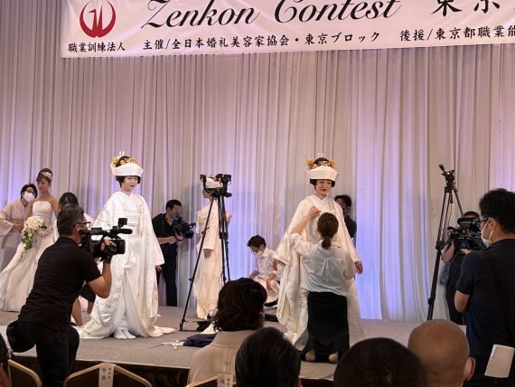 打掛花嫁着付の競技風景