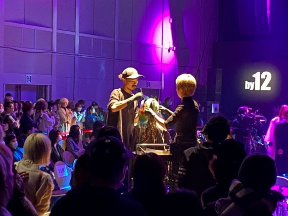 会場で鑑賞する美容師たち