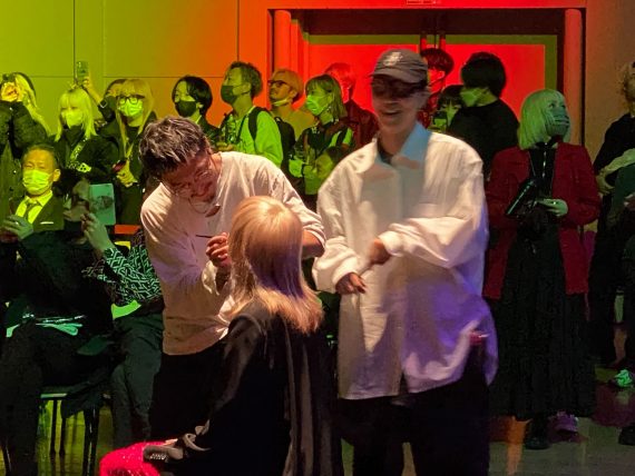 美容師によるヘアカットデモンストレーション