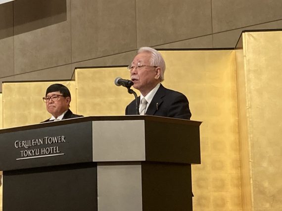 2024年の新たな取り組みについて説明する金内光信理事長