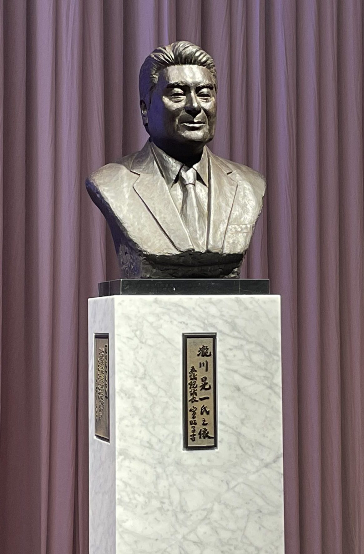 フィッシャー友の会より故人の胸像を贈呈