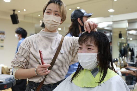 WELLA大阪スタジオでのチャリティーカットの様子