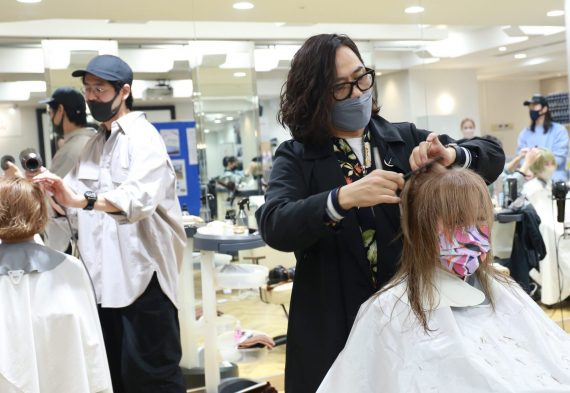 WELLA大阪スタジオでのチャリティーカットの様子