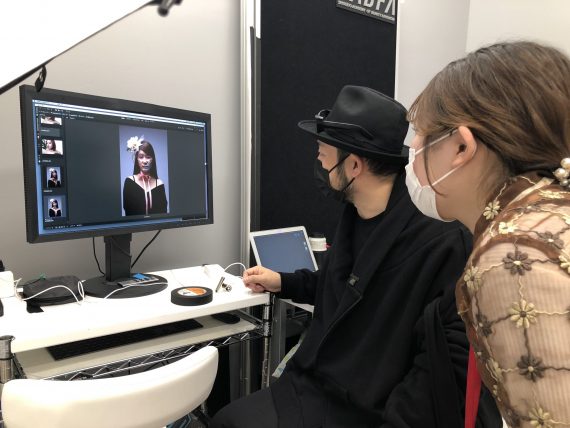 作品撮影のポイントについてレクチャーを受ける参加者