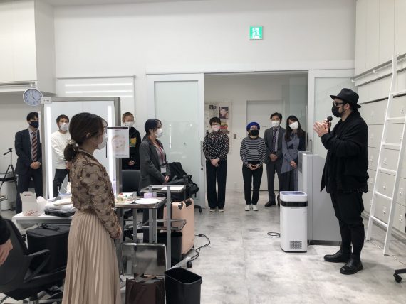 冒頭のあいさつで参加者の緊張をほぐす計良宏文氏