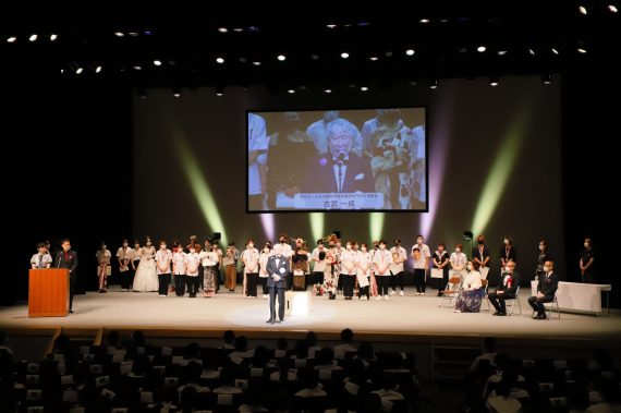 表彰式で総評を述べる古武一成理事長