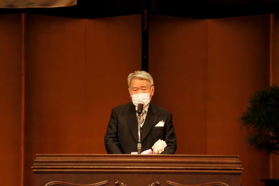 古武一成理事長の式辞の様子