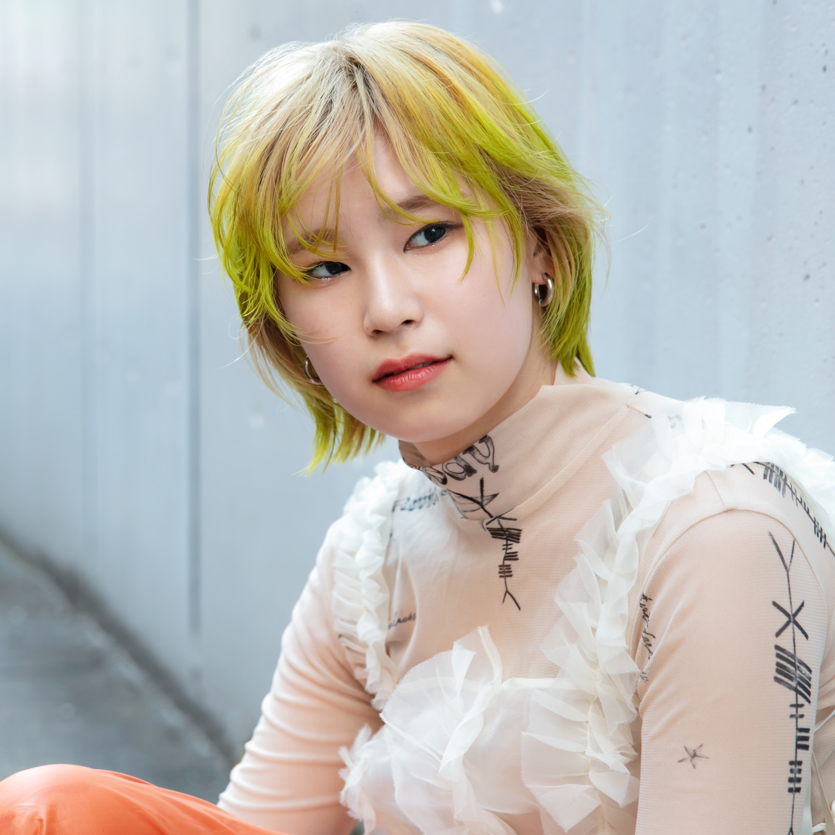 やわらかなベージュにネオングリーンの刺激を加え、おしゃれ心をくすぐる