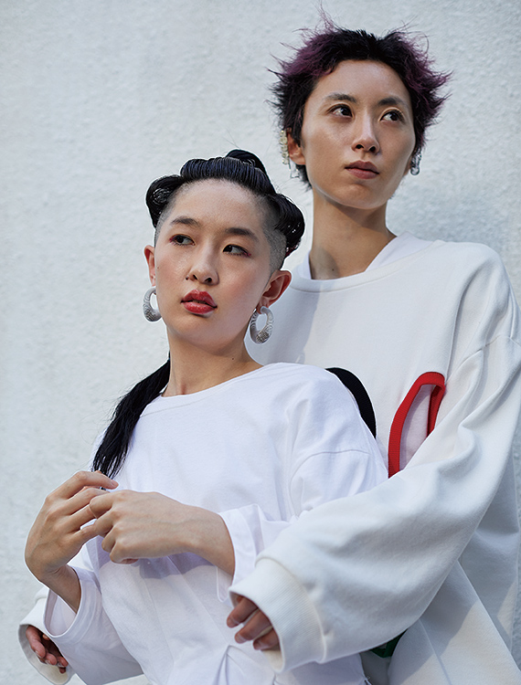 二人のモデルのスタイリング