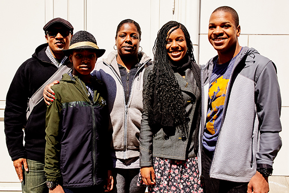 アディオ・アレクサンダーさんと家族