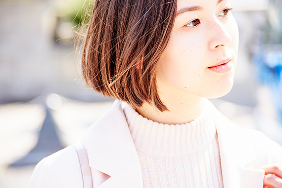 ピンクヘアのケリーのファッションスタイル