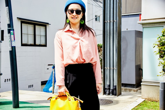 イエローとブルーのカラフルなファッション