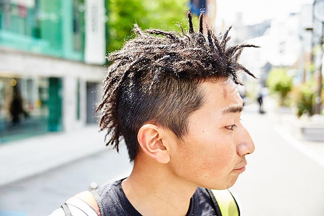 個性的なリュックのスタイリング