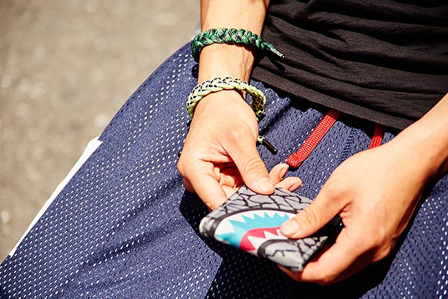 ストリートファッションの全身コーディネート