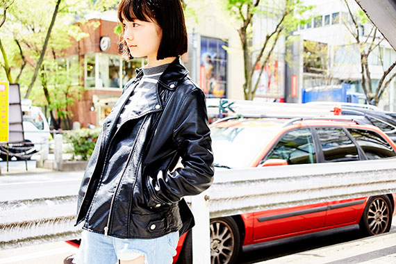 幼さと大人びた表情を持ち合わせる彼女