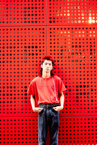 【連載】街とひとを切り取るスナップ/No.27 原田寛之さん 2 ファッションポイントはもちろん「赤」