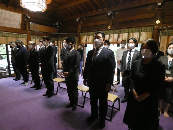 美容週間「くしの日」恒例のくし供養 2 本殿での参拝風景