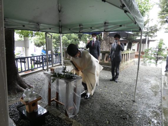 美容週間「くしの日」恒例のくし供養 3 くし塚を参拝する瀧川裕史理事長と片桐直人実行委員長