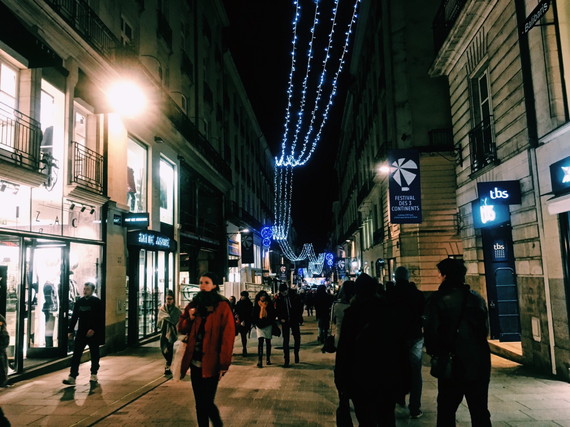 賑わうクリスマスマーケット