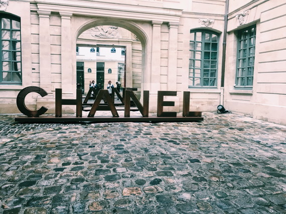 シャネルのロゴオブジェ