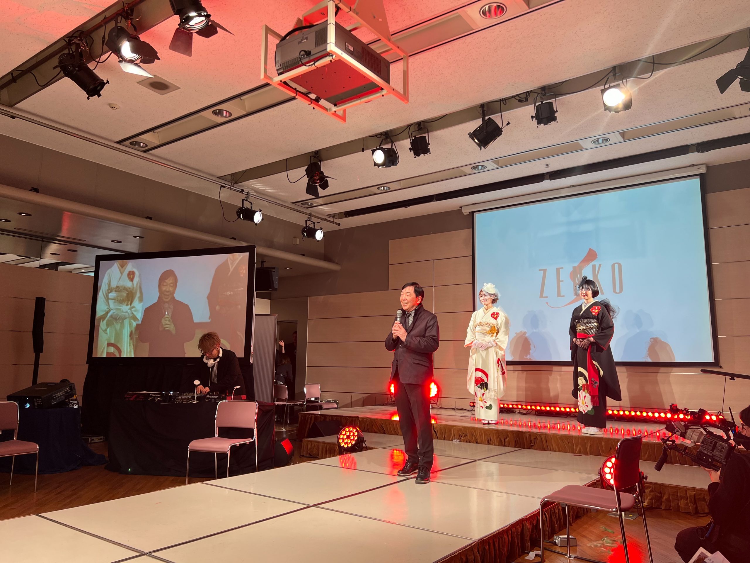 美容学生に向けて想いを述べる佐藤全弘代表取締役会長