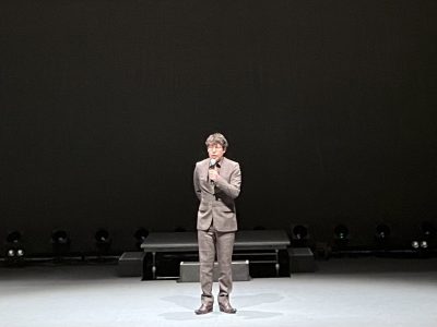 卒業年次生や新入生に向けて想いを述べる熊木徹副校長