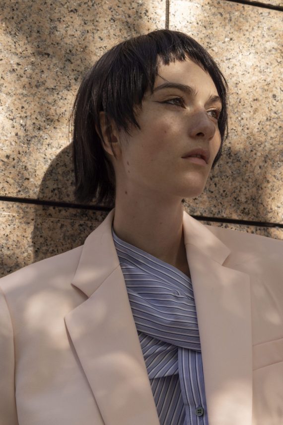 ショートバングのソフトジオメトリックなボブスタイル