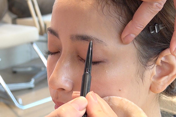 眉毛をペンシルで描く