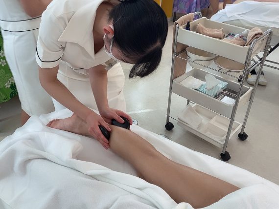 技術体験を通して進学対象者や地域住民とふれあう様子