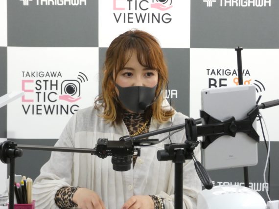 地元・福岡市内でネイルサロンmikinailを構えるmiki講師のデモンストレーション