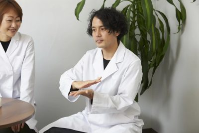 夢にまでみた毛髪の縦切り切片の作成は、手作業から生まれた