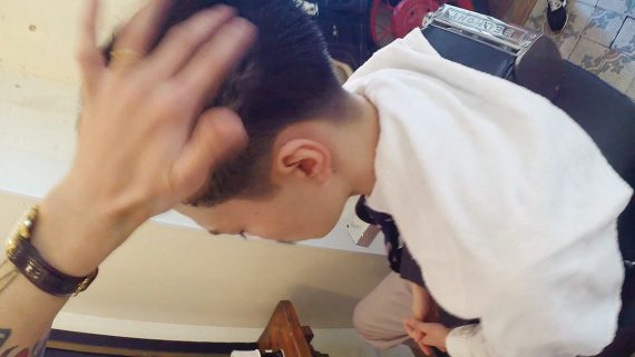 ポマードでスタイリング