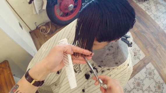 前髪を前下がりにカット