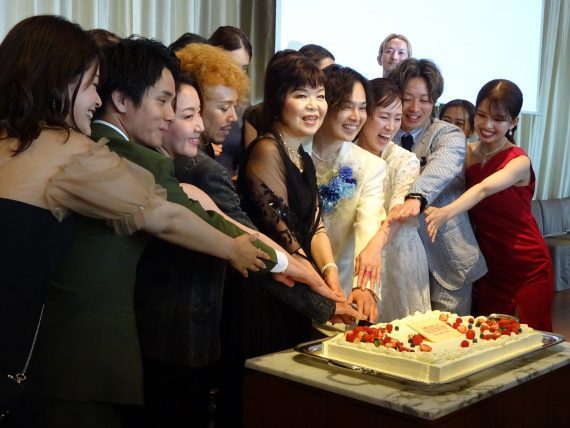 30周年記念ケーキに入刀する山田代表とスタッフたち