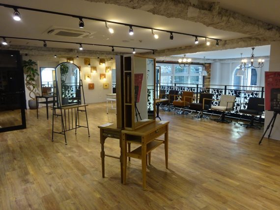 2階は理美容椅子やテーブルなどの家具類を展示