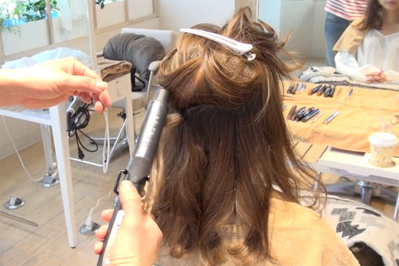 【連載】フォトジェニックなフォトシュートテク 自然光で撮影編 ヘアスタイリング② 12 ここから、動画の手順をおさらい