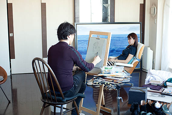 デッサンに取り組む中島健太氏