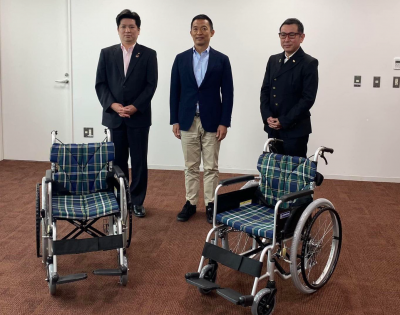 車椅子寄贈の様子