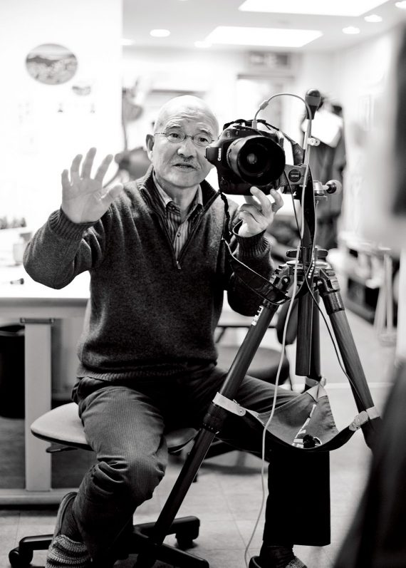 心が笑えば、自然に目も笑う遺影写真家・能津喜代房 1 遺影写真撮影の様子