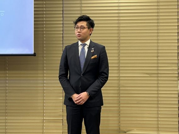 中野孝哉社長がサロン関係者に向けて講演している様子