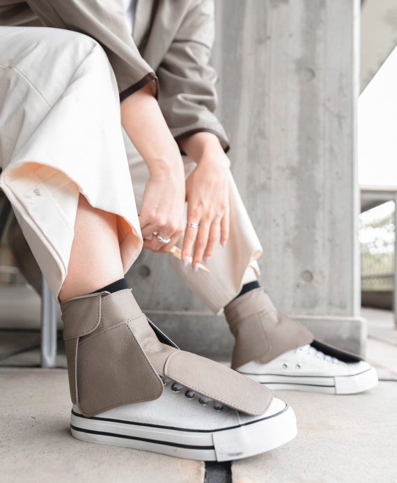 髪の毛の侵入と汚れを防ぐ本革仕立ての靴カバー『シューズアーマー』