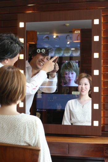㈱リーディアルが鏡×IoTを体験できる「ミラーロイド」デモ機を大阪、京滋スタジオに導入! 1 髪型のシミュレーションから動画配信まで、美容の未来を変えるDX化ツール