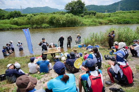 地域ネットワークの解説に耳を傾ける参加者