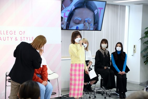FLEVEの佐野愛・武岡むつみ両氏によるメイクアップデモ