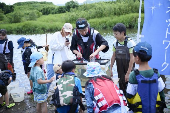 川で生き物を捕獲する子どもたち