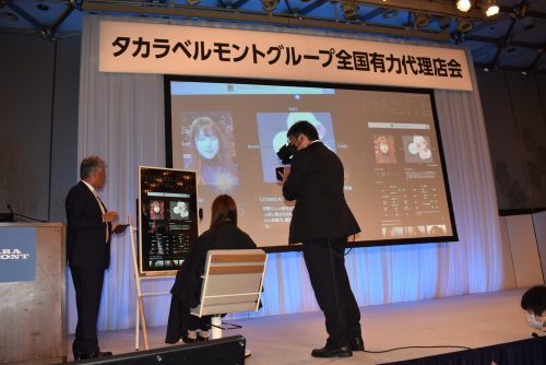 AI搭載のスマートデバイスミラー『ECILA』のデモンストレーション