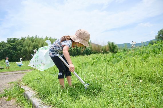 河川調査後のごみ拾い活動