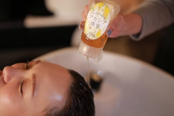 世界初の生ハチミツを使ったスパ＆トリートメントメニューを体験できるブース